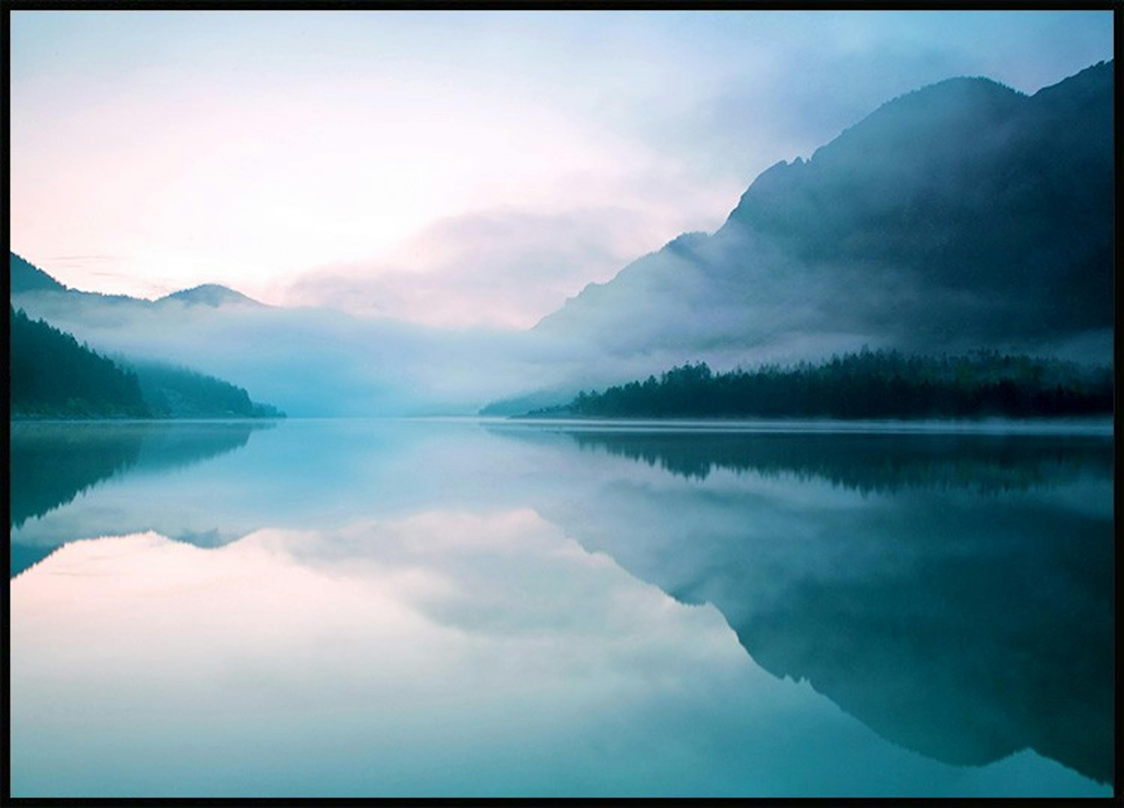 لوحة لصورة الجبل والبحيرة 0