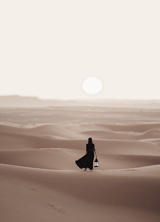 Frau in der Wüste Poster 0
