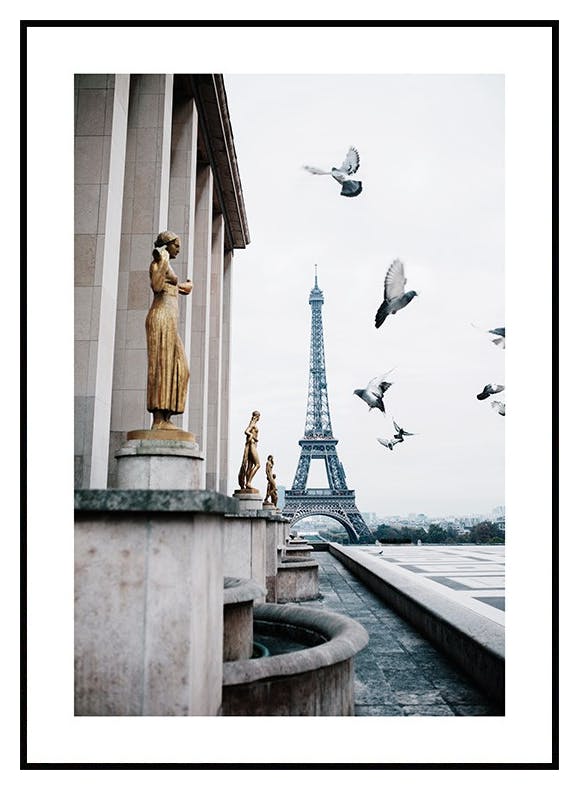Eiffelturm und fliegende Vögel Poster (50x70 cm) - Poster Store