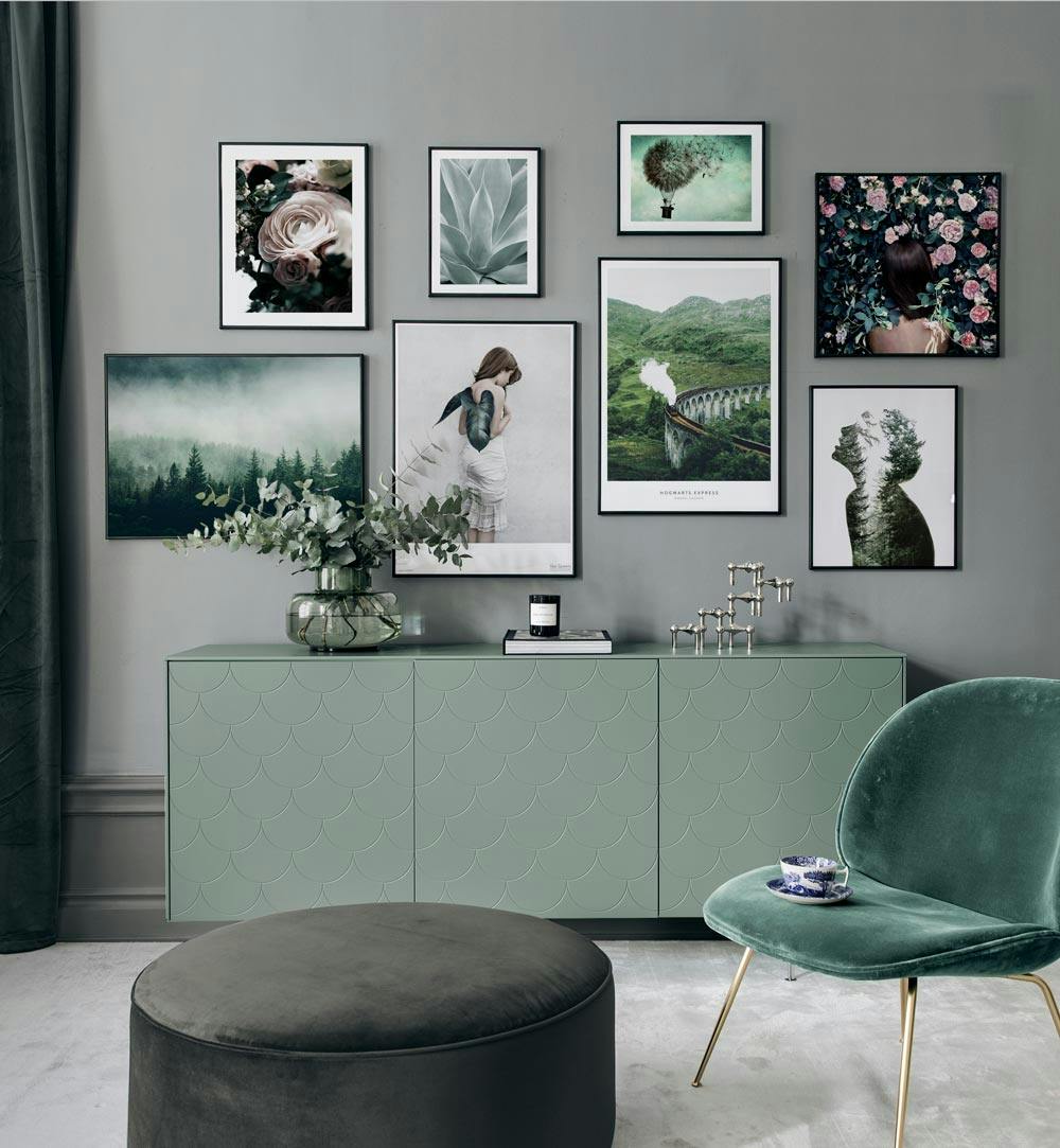 Grøn interiør med billedvæg og plakater