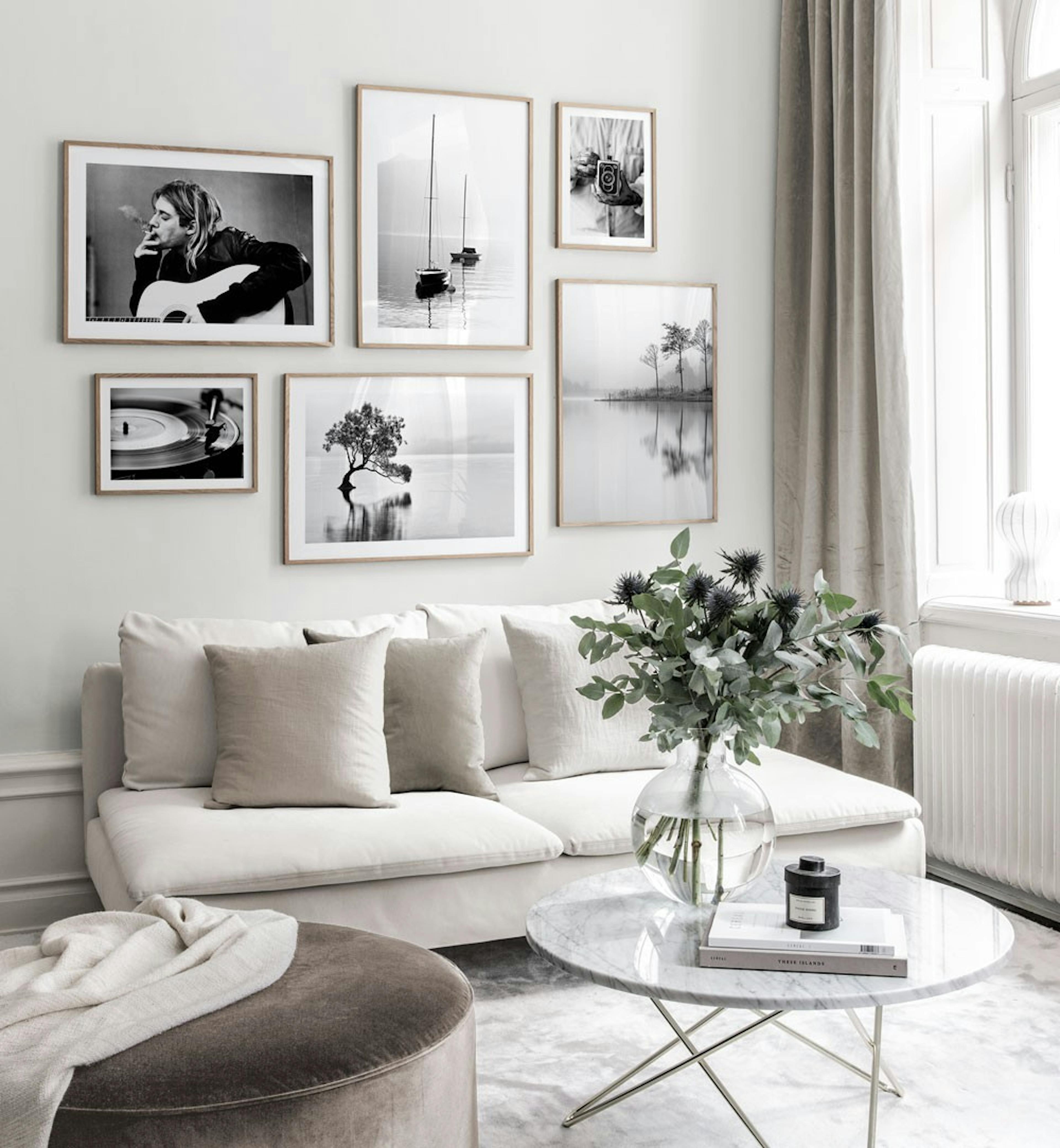 Galériafal skandináv dizájnban fekete-fehér poszterekkel