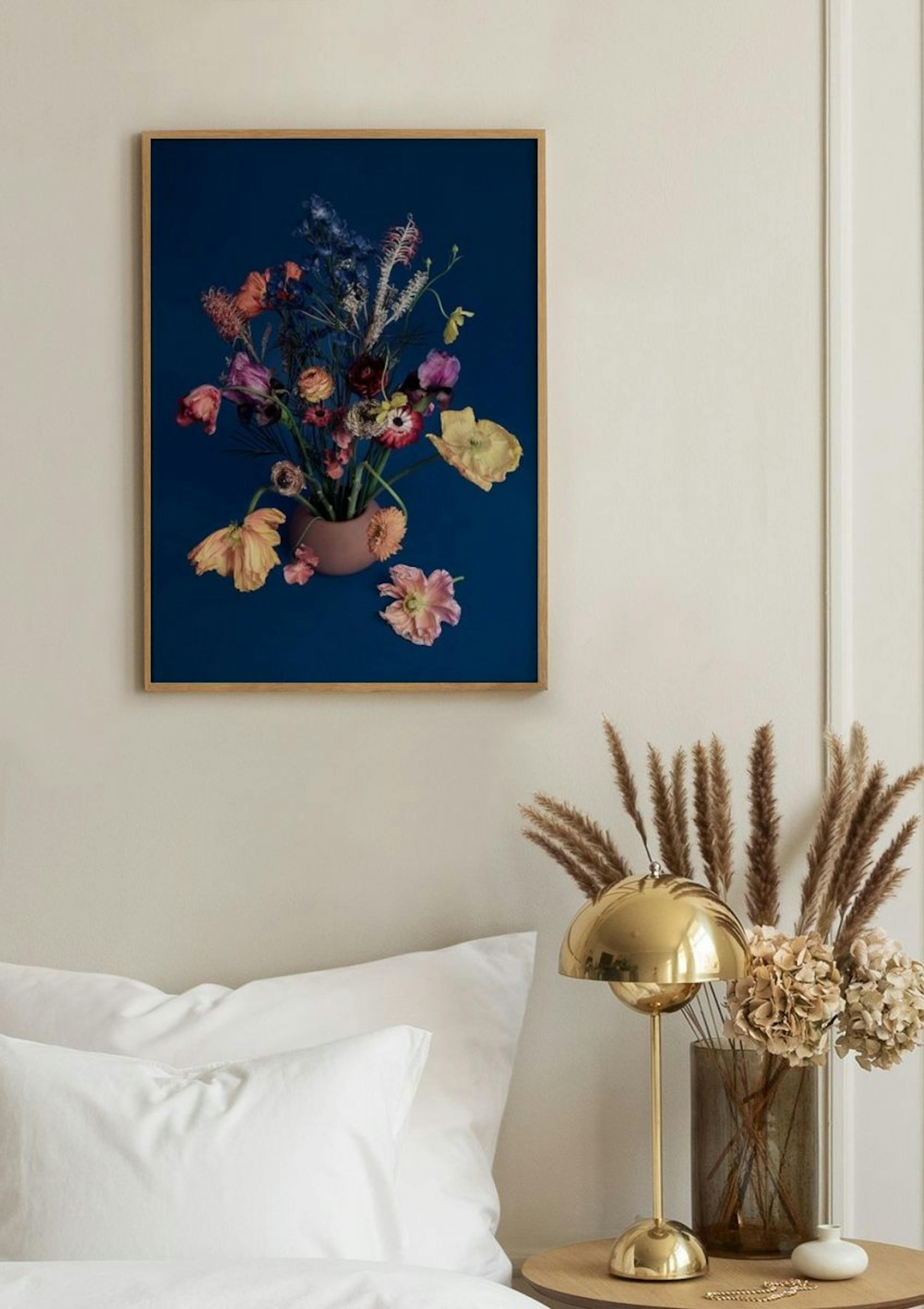 Bodegón Azul con Flores No1 Póster thumbnail