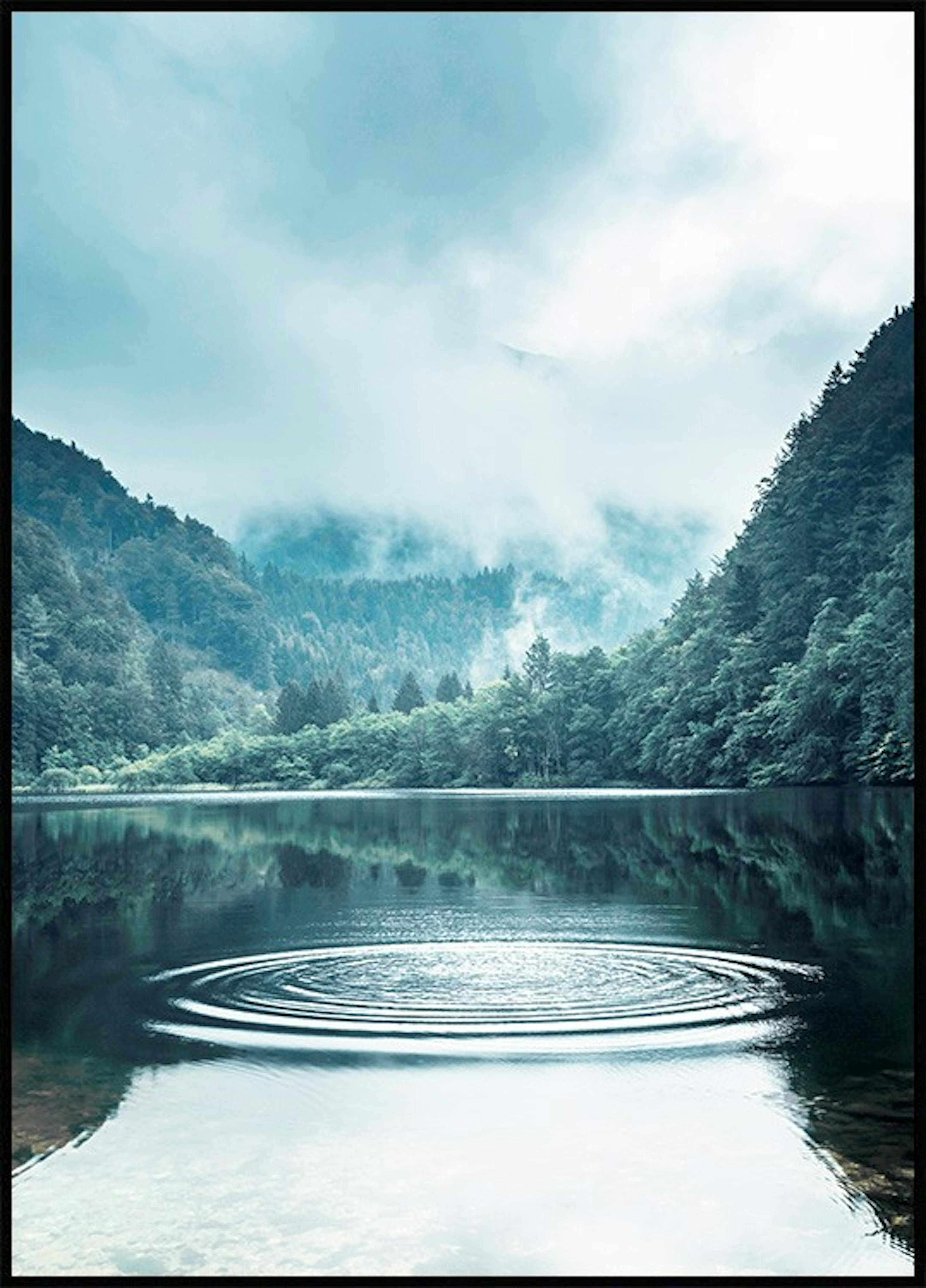 구름가득한 호수 포스터 0