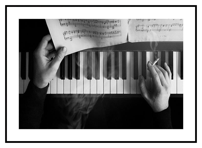 Papieros przy pianinie Plakat (50x70 cm) - Poster Store
