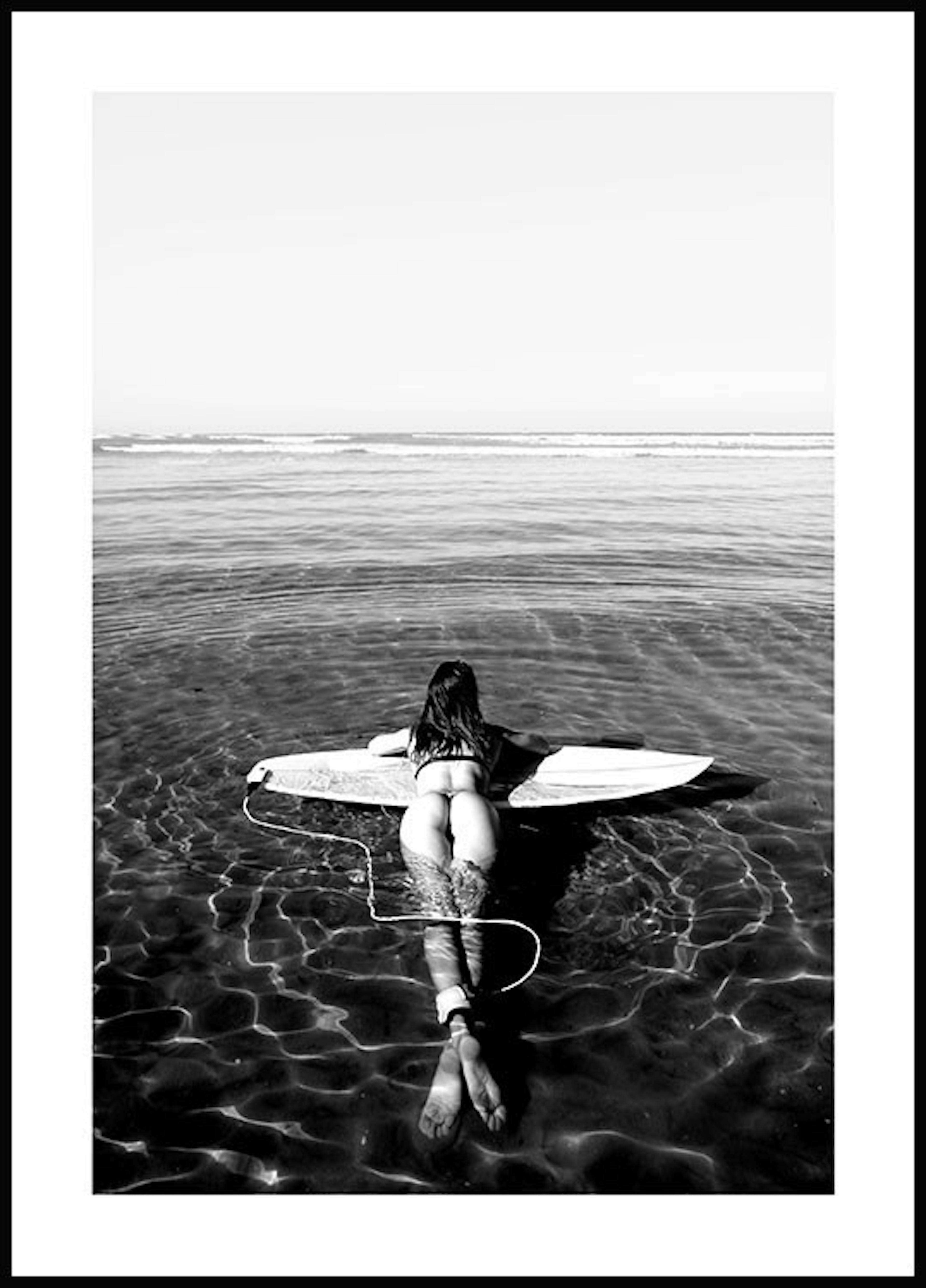 サーフボードと女性 ポスター 0