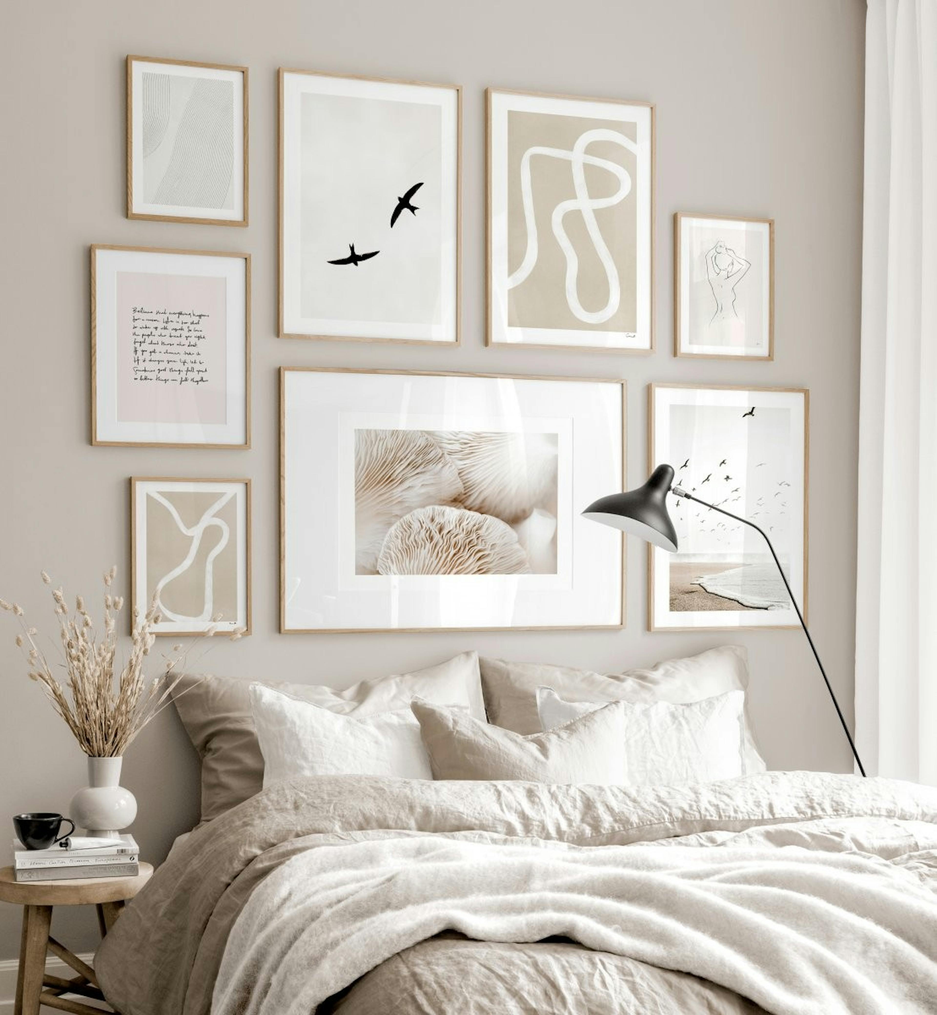 Trendy bildevegg beige hvit soverom interiør beige plakater eikerammer