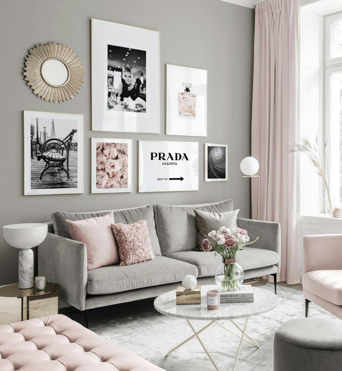 Bildevegg i fashion og motetema svarte og hvite plakater rosa toner gullrammer