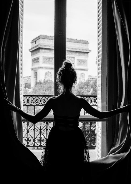 لوحة لفتاة في باريس تنظر من النافذة 0