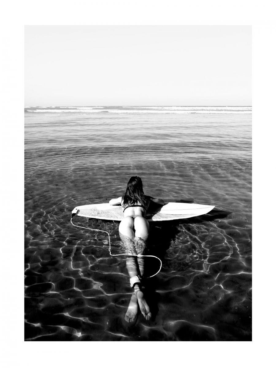 Flottant sur une planche de surf Poster 0