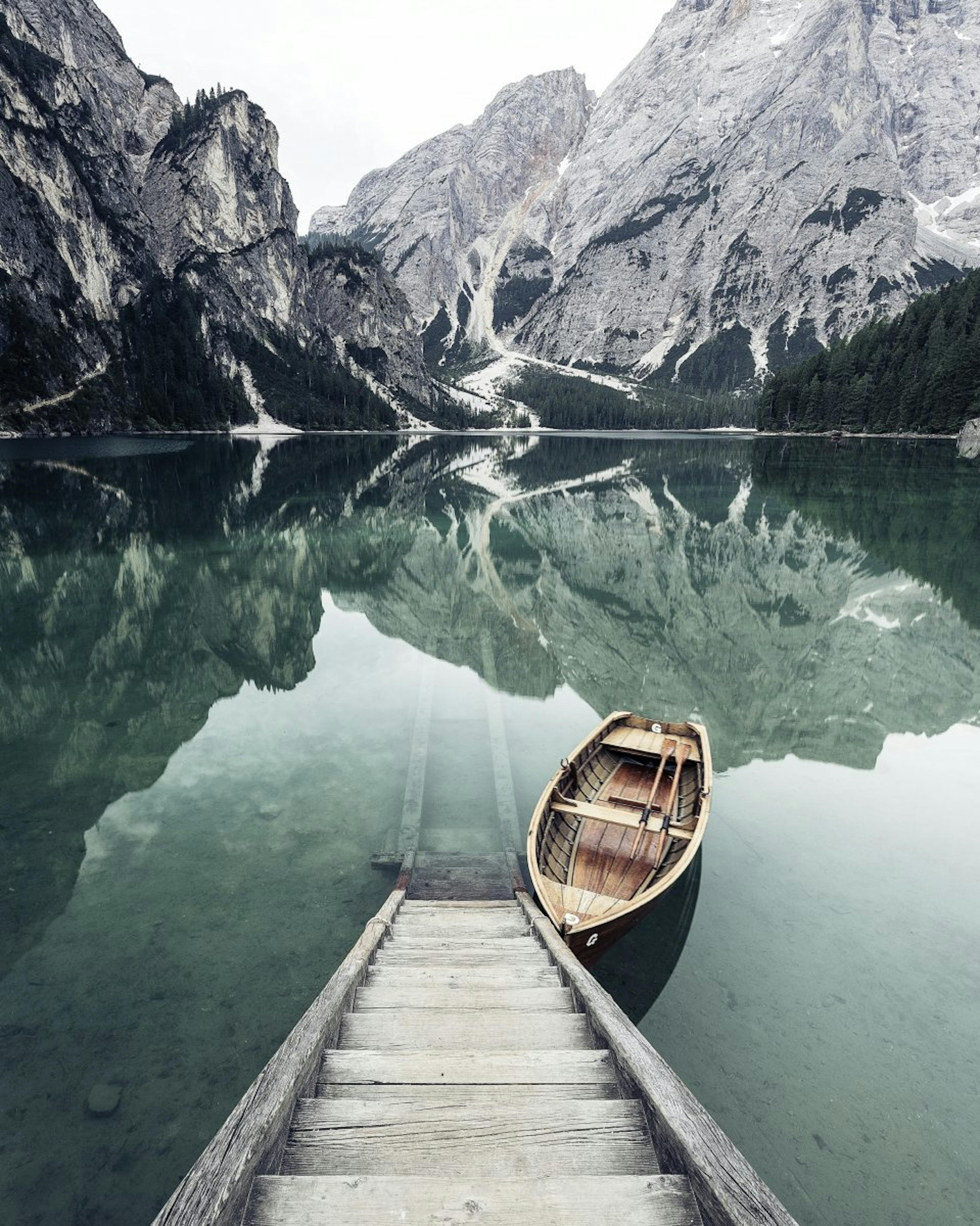 لوحة لصورة قارب في البحيرة 0