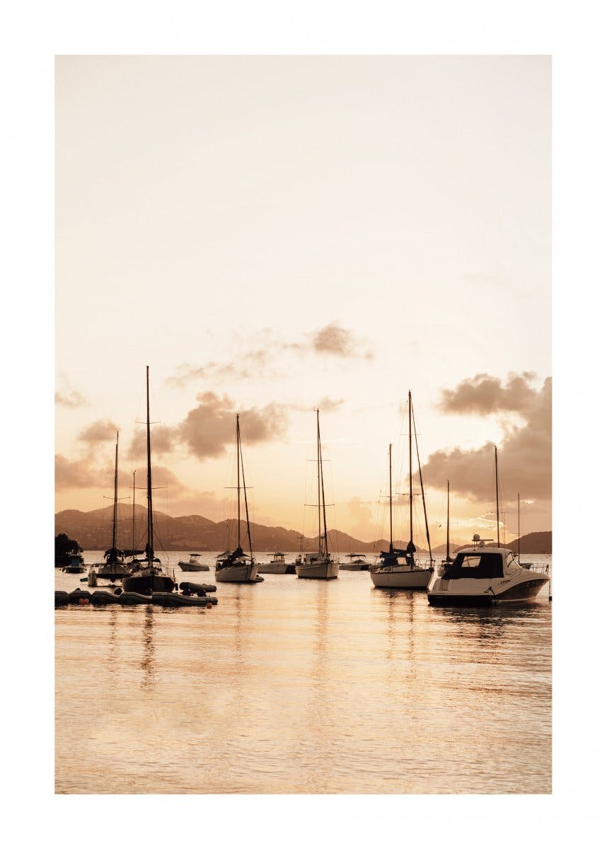 Segelboote bei Sonnenaufgang Poster 0