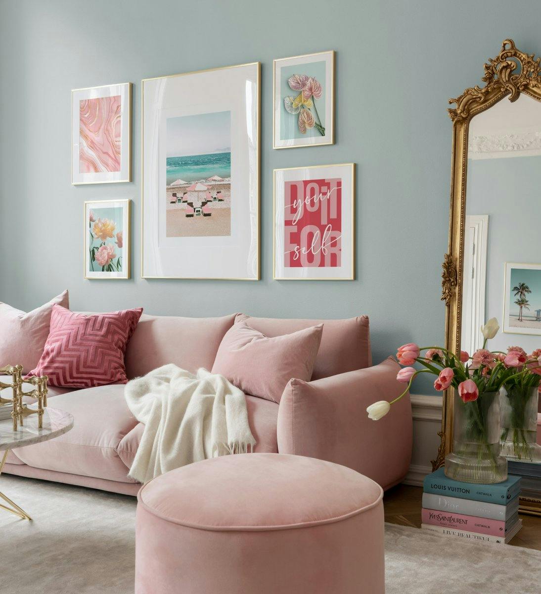 Verspielte Fotografie und Zitatbilder in hellen Pastellfarben schaffen ein Zimmer, das Modernität versprüht