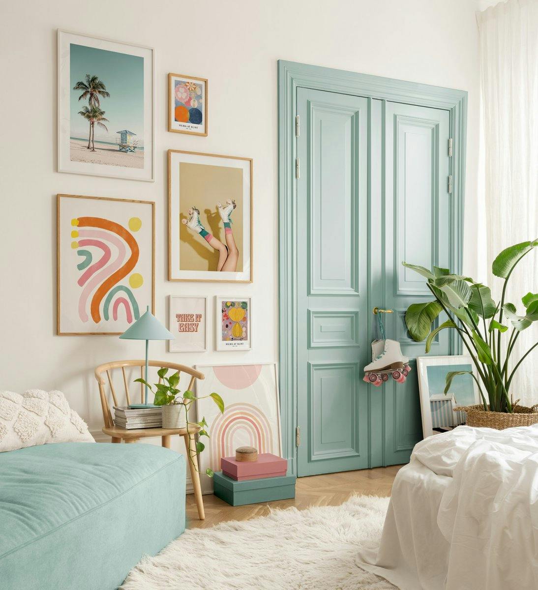 Tavelvägg med foto och citatposters i lekfulla färger för en retro stämning i sovrummet eller vardagsrummet