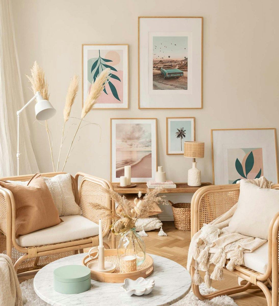 Grafische Bilderwand in Pastellfarben kombiniert mit Naturfotografien für das Home Office