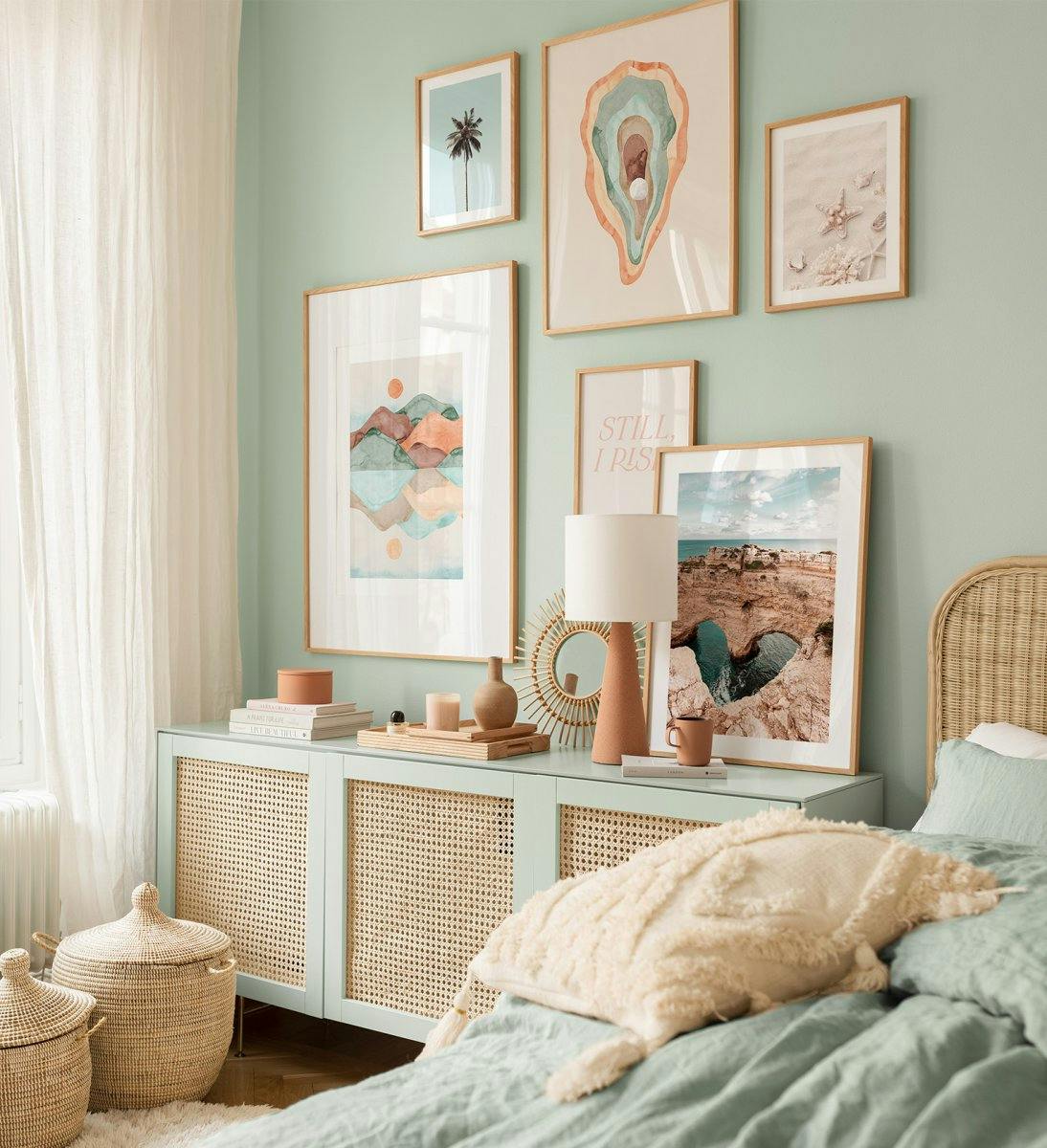 Värikkäät taidejulisteet ja valokuvajulisteet luonnon eri sävyissä makuuhuoneeseen tai olohuoneeseen.