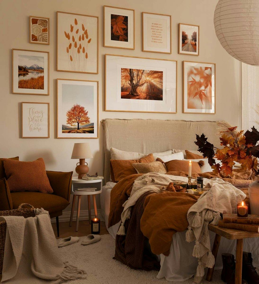 Gallerivæg med inspiration fra efteråret med print og fotografier i orange og egetræsrammer til soveværelse