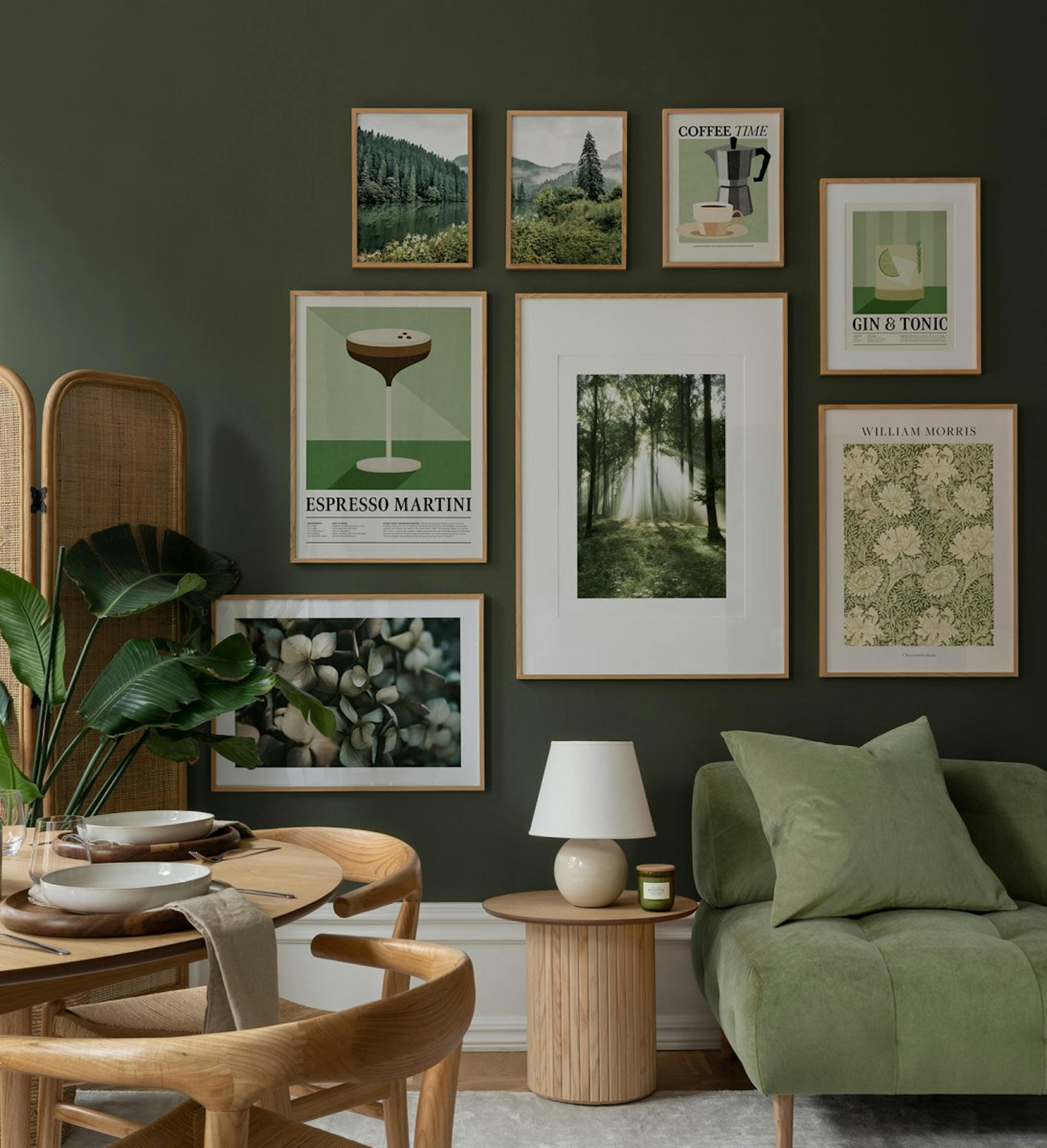Byssevegg i grønne og beige toner med en moderne kombinasjon av natur-, blomster- og retrotrykk med eikarammer til stuen