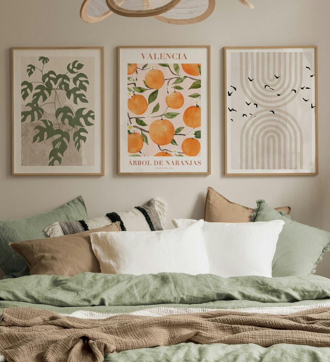 Illustratie van een fotowand met afbeeldingen, vruchten en natuurprints met eikenhouten lijsten voor de slaapkamer