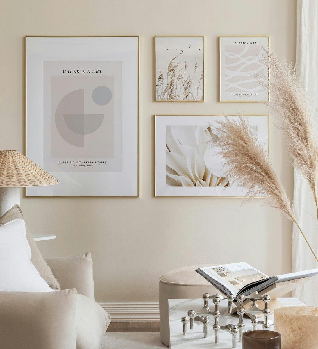 Jednoduchá a moderní nástěnná galerie v béžové a bílé barvě s grafickými ilustracemi a fotografiemi se zlatými rámečky do obývac