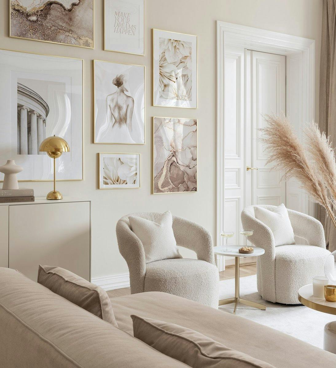 Modern tavelvägg i beige och vitt med illustrationer, fotografier och abstrakt konst med guldramar för vardagsrummet