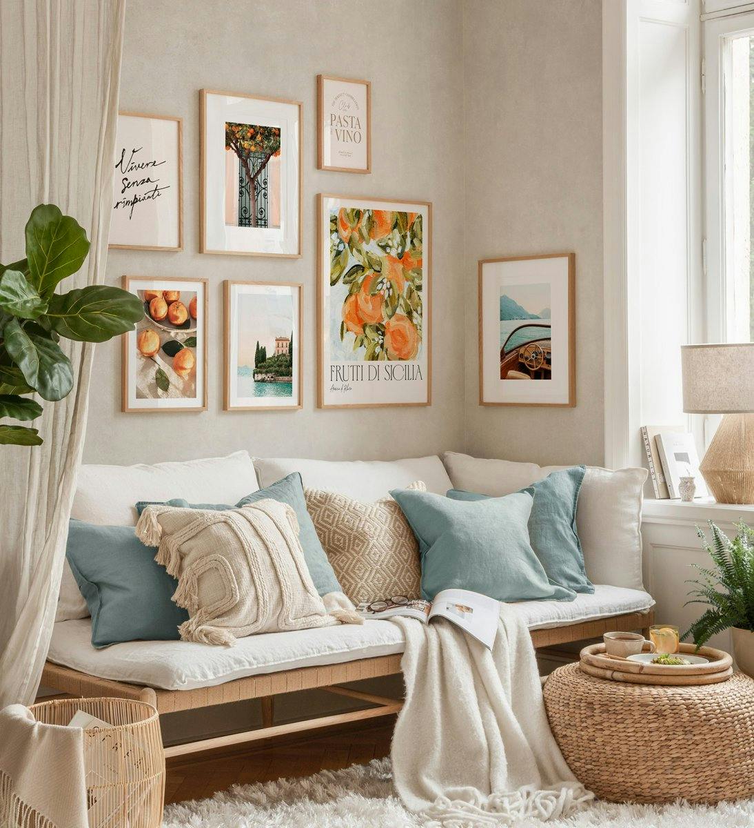 Billedvæg med motiver fra Italien og Lake Como i rammer af massiv eg. Perfekt stil til stuen.