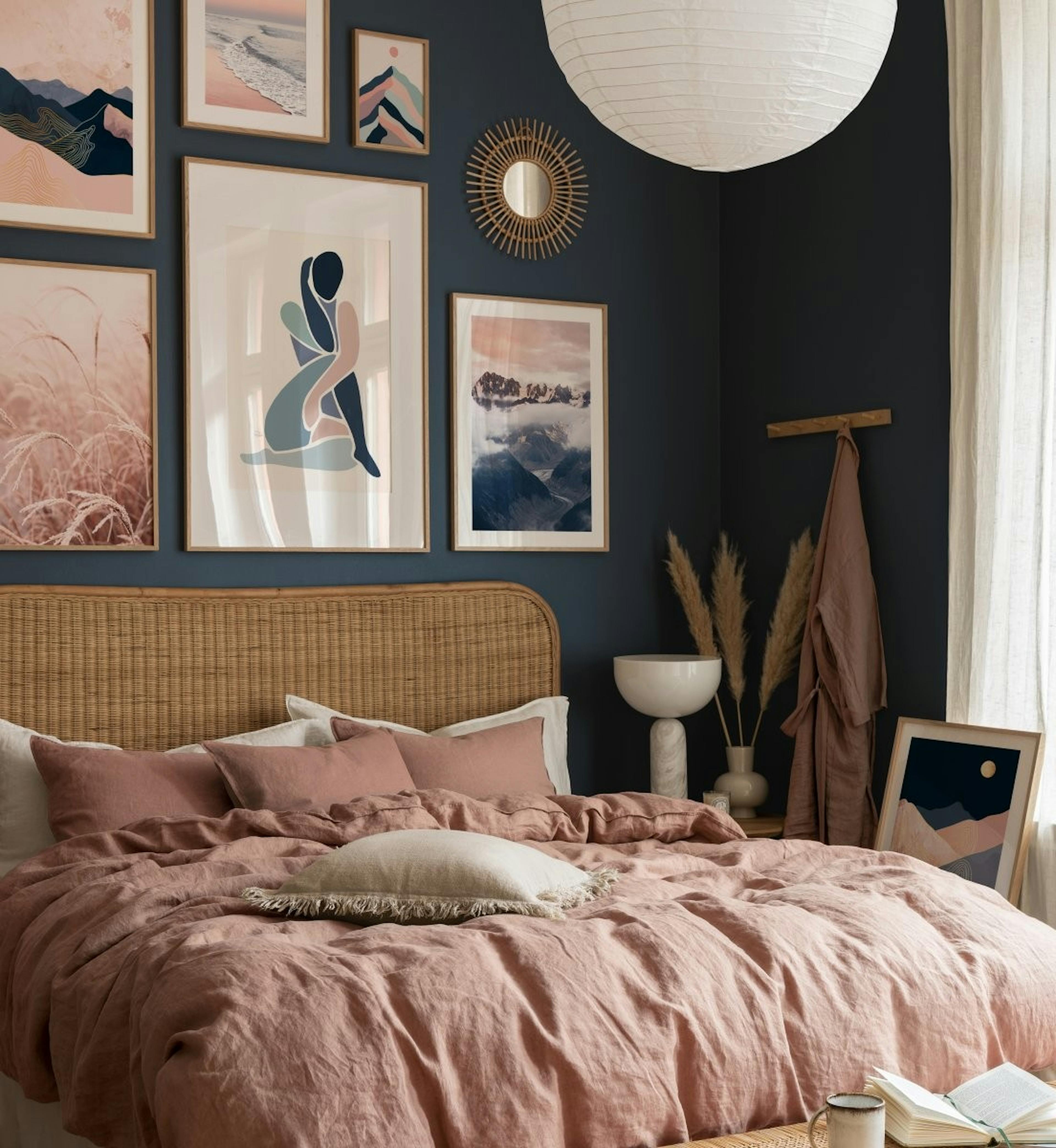 Luonto- ja piirrosjulisteet sekä abstraktit julisteet vaaleanpunaisen sävyissä makuuhuoneeseen