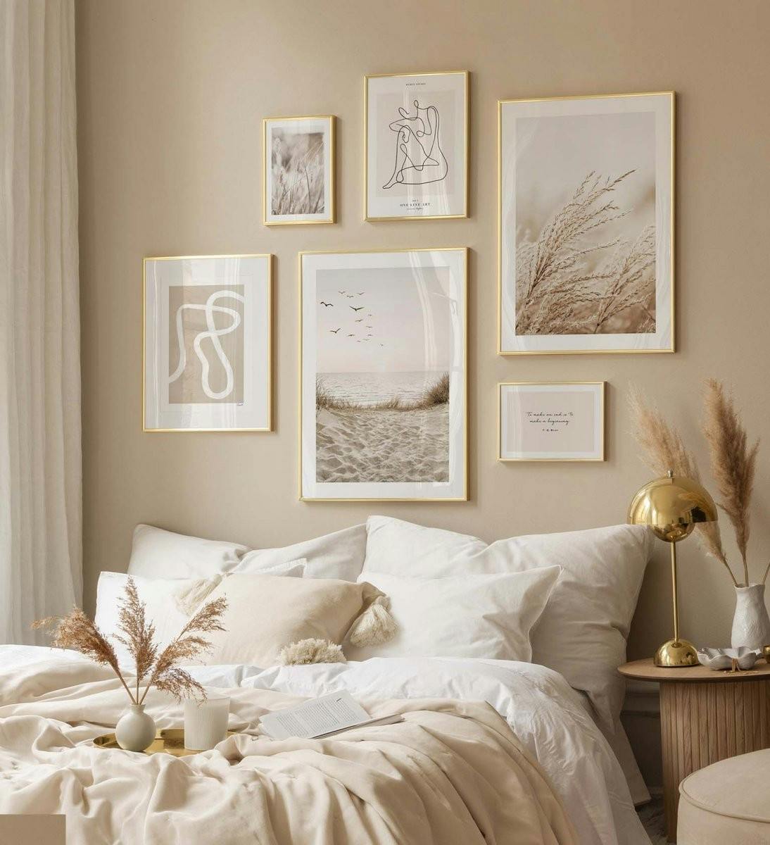 Tavelvägg med sandstränder i beige toner till sovrummet (ONE SIZE) - Poster Store
