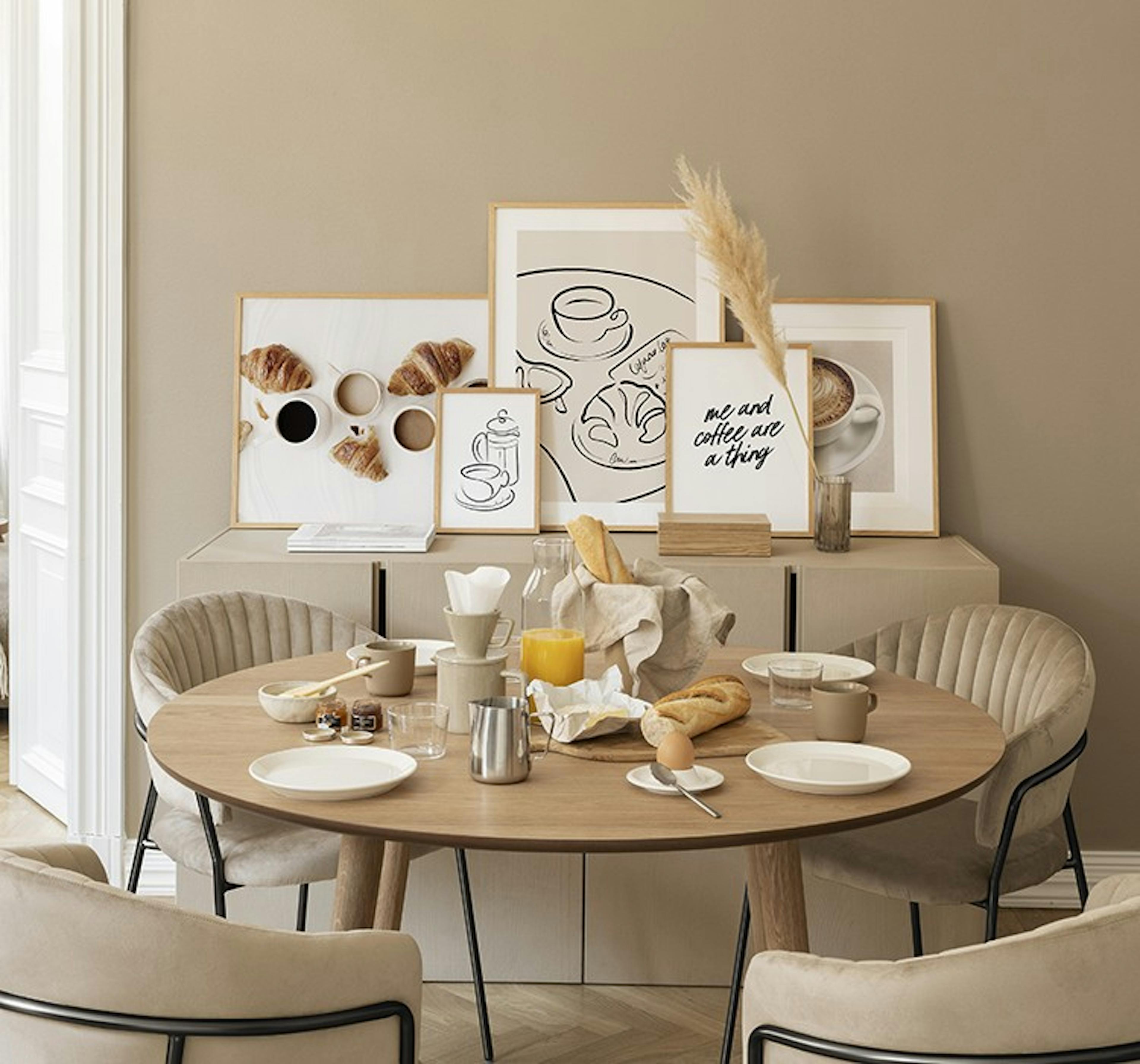 Galerie de perete pentru bucătărie, cu postere artistice pe tema cafelei în maro și bej cu rame de stejar