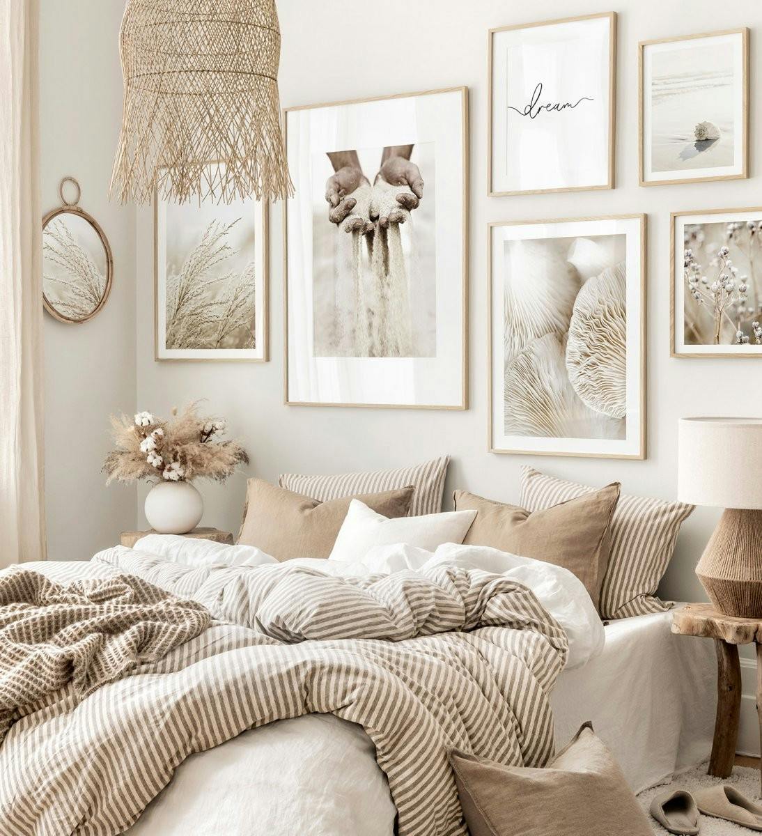 Natur-Bilderwand mit Postern in Beige in Eichenrahmen für das Schlafzimmer (ONE SIZE) - Poster Store