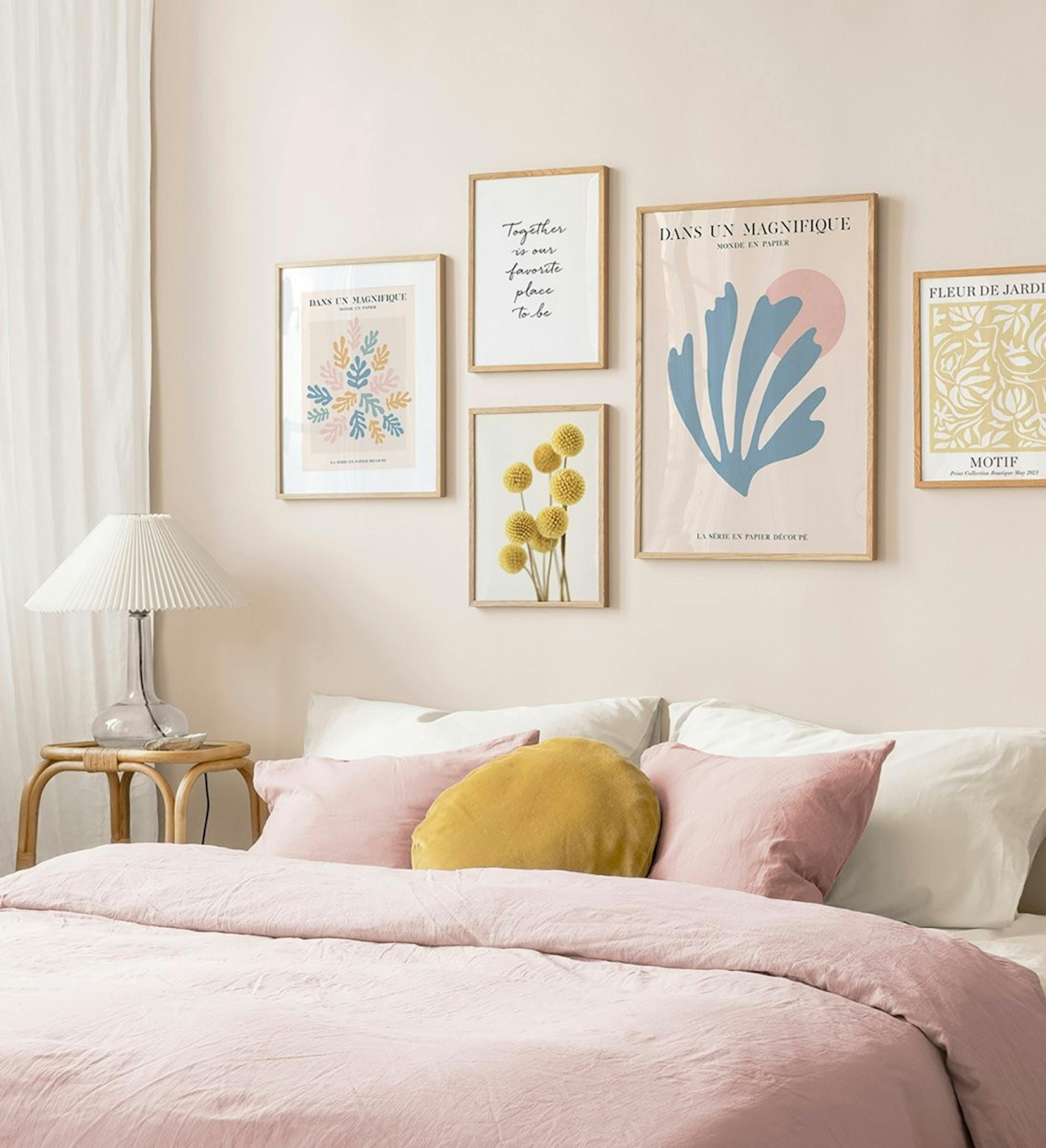 جدار معرض عصري بألوان هادئة وإطارات من خشب البلوط لغرفة النوم