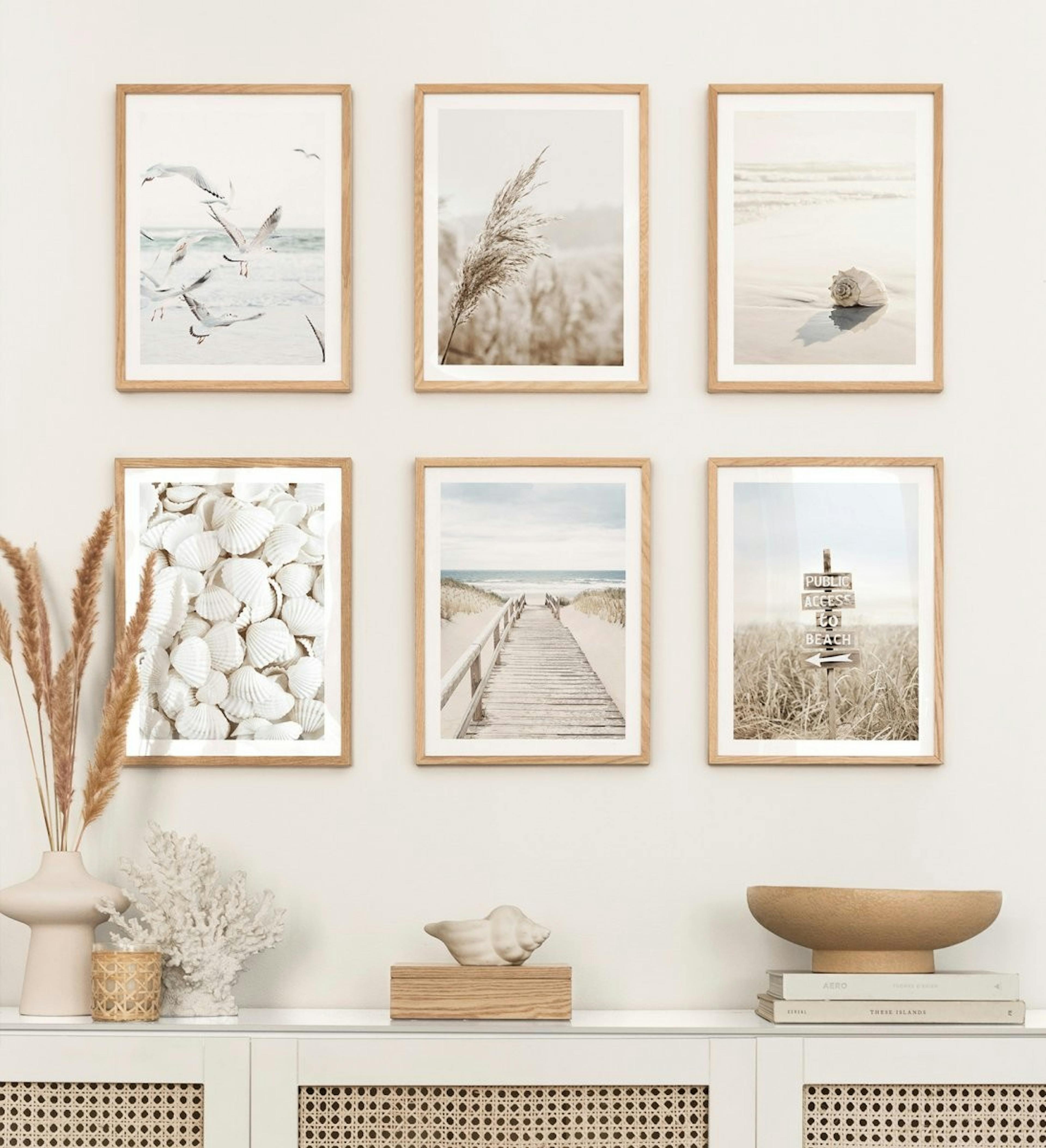 Klidná galerijní stěna v béžové barvě s plážovým motivem s dubovými rámy do obývacího pokoje
