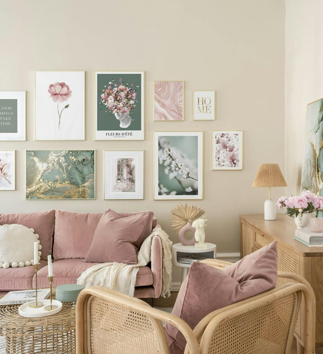 Rosa och grön blomstergallerivägg med gyllene ramar för vardagsrum (ONE SIZE) - Poster Store