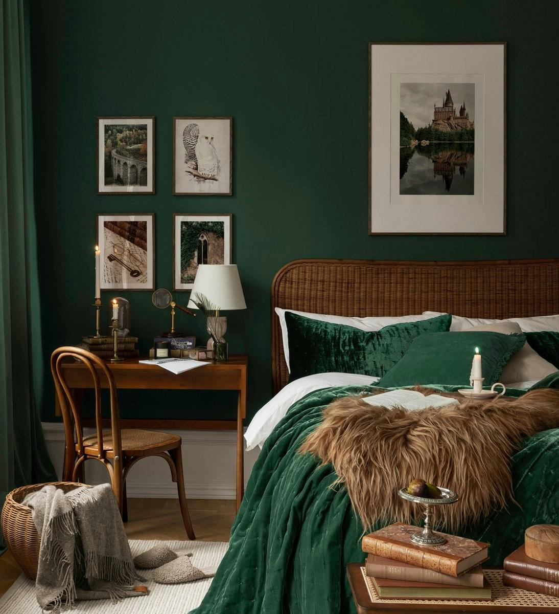 Maaginen galleriaseinä makuuhuoneeseen salaperäisillä väreillä ja tummilla puukehyksillä varustettuna (ONE SIZE) - Poster Store