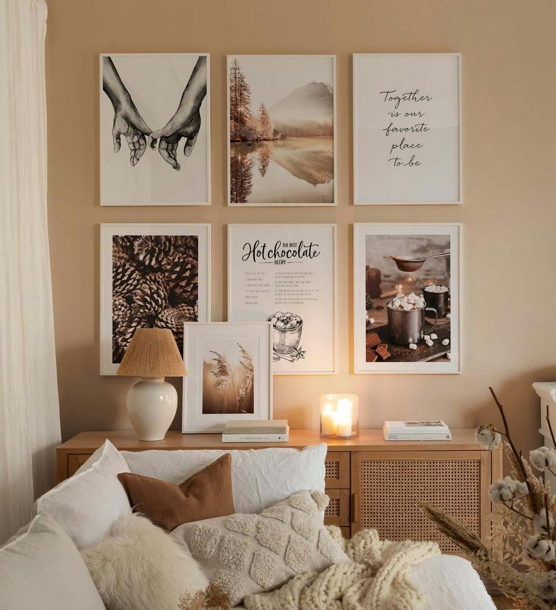 Monokrom gallerivägg med vita träramar kombinerat med vinter- och naturtryck i brunt och beige för vardagsrummet (ONE SIZE) - Poster Store