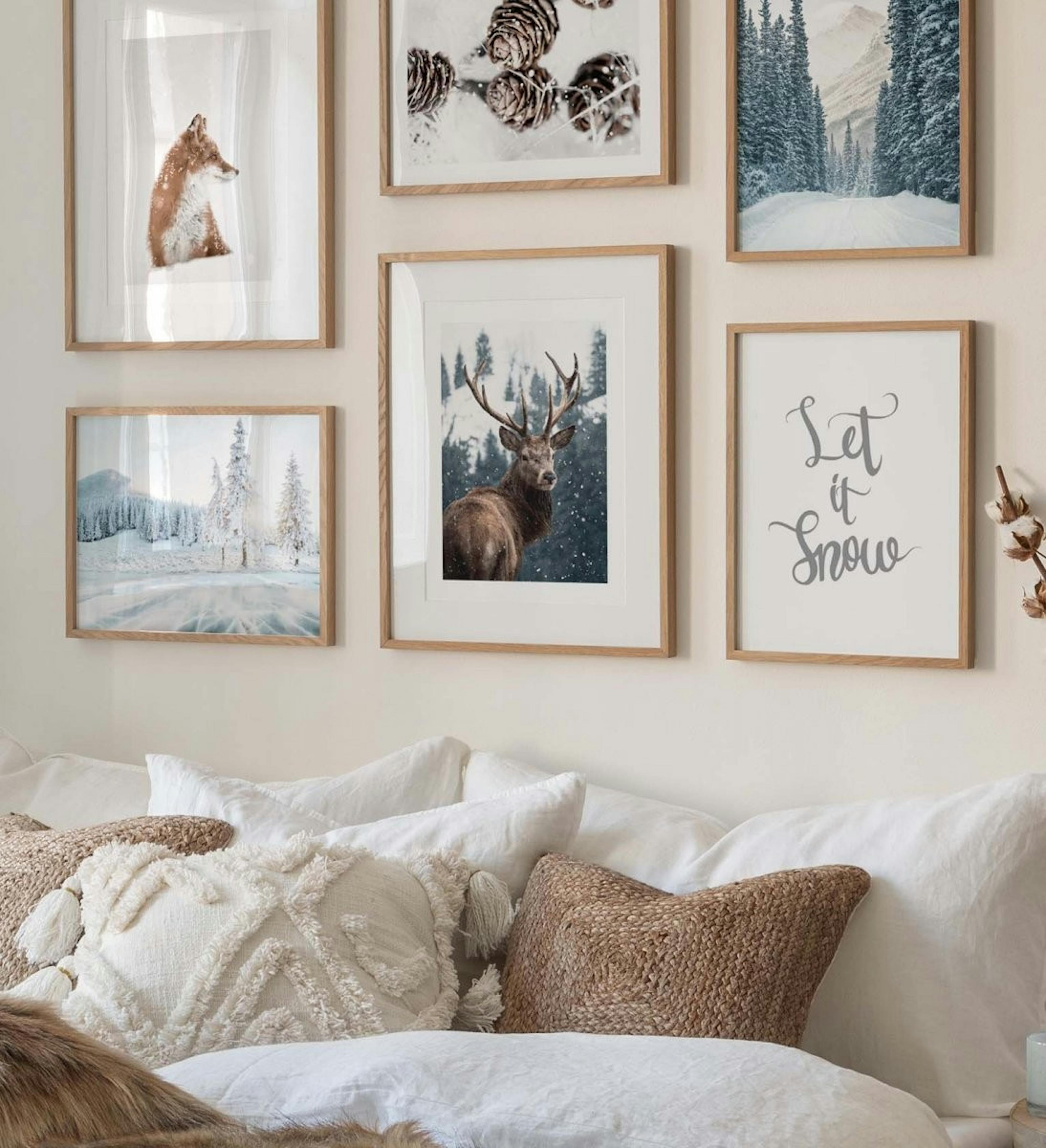 콘, 여우, 붉은 사슴의 겨울 포스터가 있는 갤러리 벽은 자연 겨울 사진과 침실용 오크 프레임이 있는 인용문과 결합됩니다.