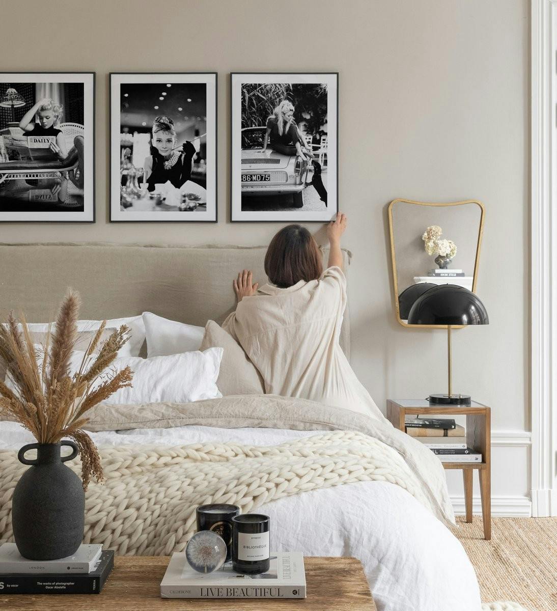 Trendig tavelvägg i svartvitt med ikoniska kändisar med svarta metall ramar för sovrummet (ONE SIZE) - Poster Store
