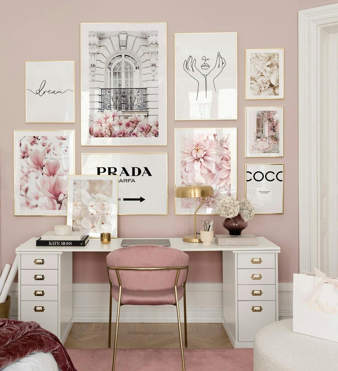Różowa galeria obrazów z ekskluzywnymi markami odzieżowymi w złotych ramkach, które idealnie pasują do domowego biura. (ONE SIZE) - Poster Store