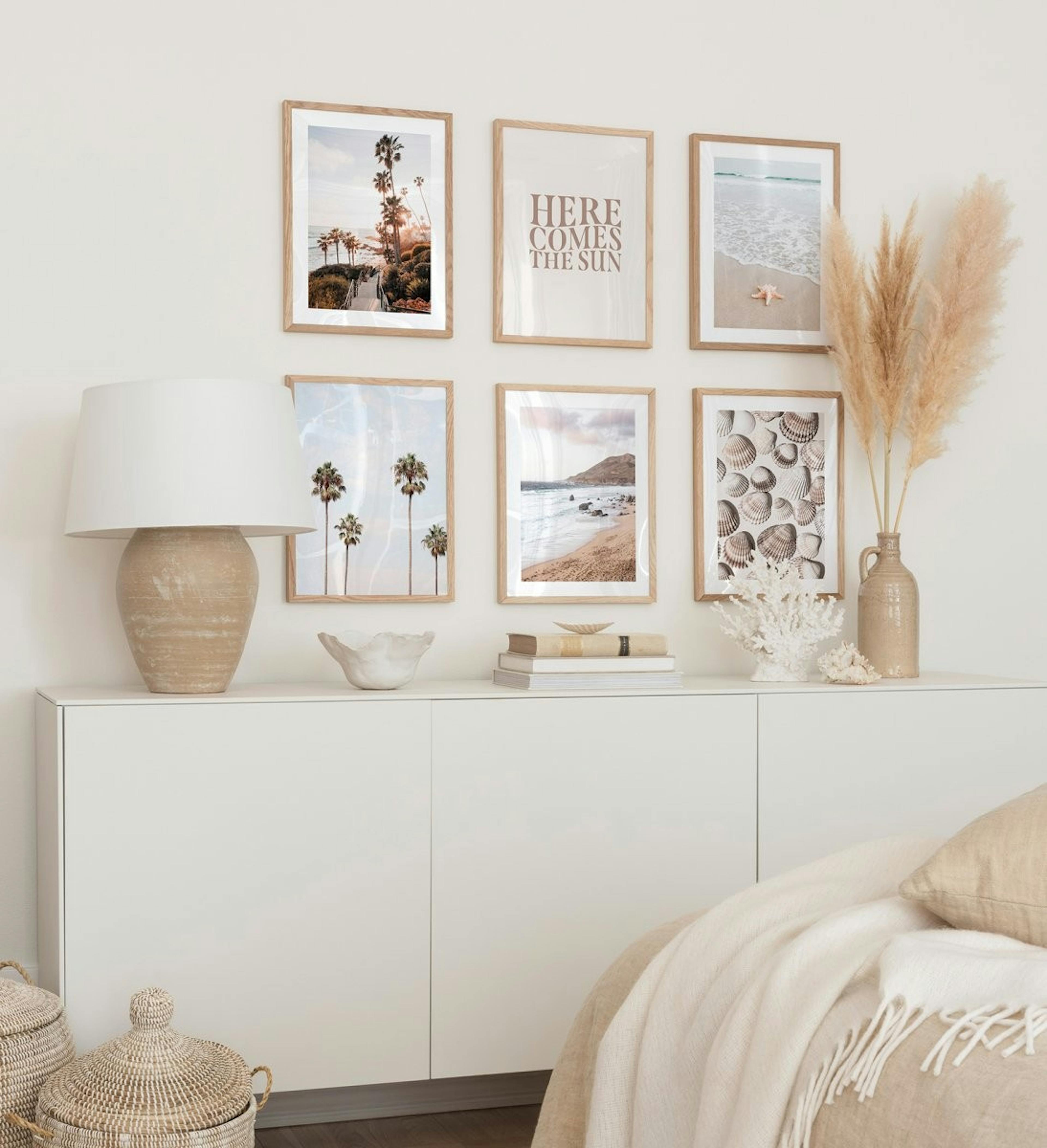 Fotowand voor slaapkamer met tropische strandposters in eikenhouten lijsten.