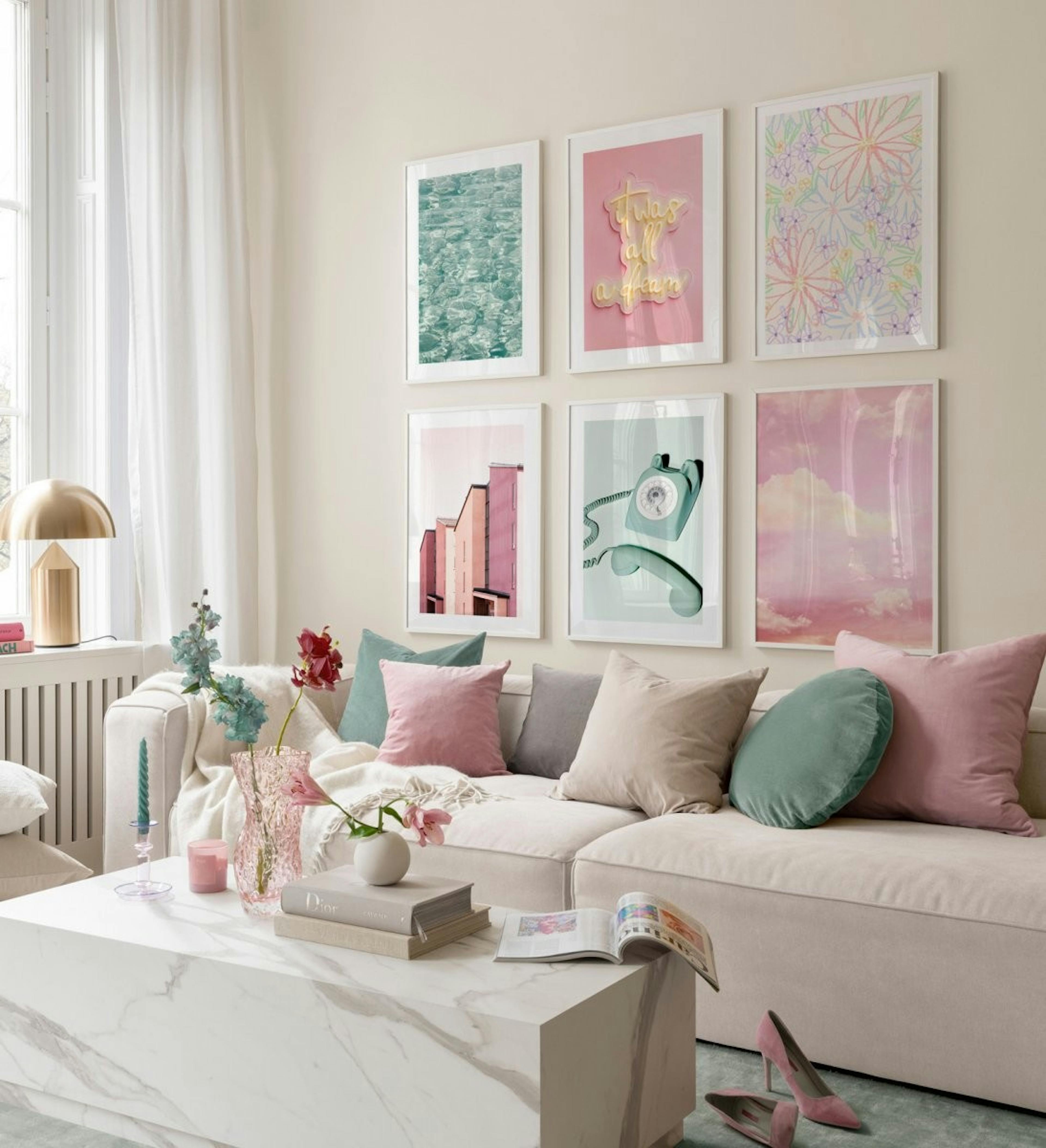 Kleurrijke fotowand voor de gezellige woonkamer met witte houten lijsten.