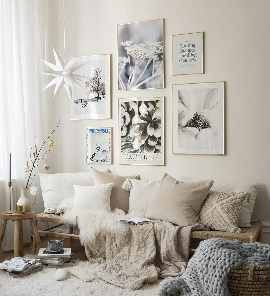 Förvandla ditt vardagsrum till ett vinterlandskap med denna tavelvägg i vita och beige toner med guldramar. (ONE SIZE) - Poster Store