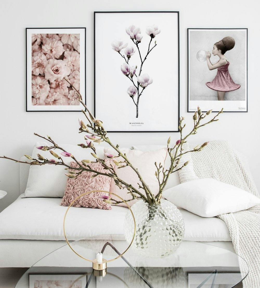Fotowand met roze bloemen in zwart metalen fotolijsten