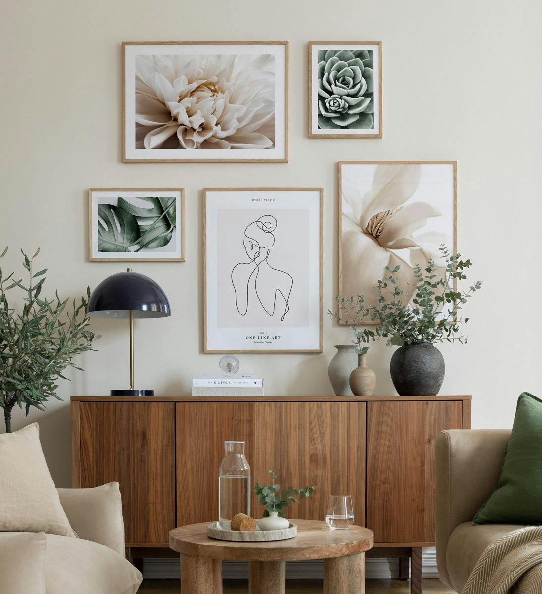Galeria ścienna w kolorze zielonym i beżowym z motywami kwiatowymi i grafiką line art z dębowymi ramkami do salonu