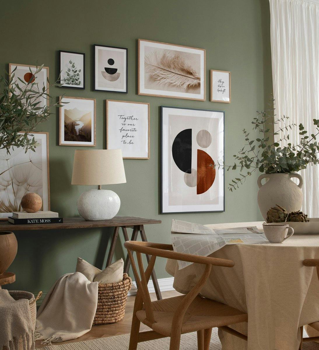 Moderní a módní stěna galerie s čarami a citáty s dubovými a černými dřevěnými rámy do obývacího pokoje