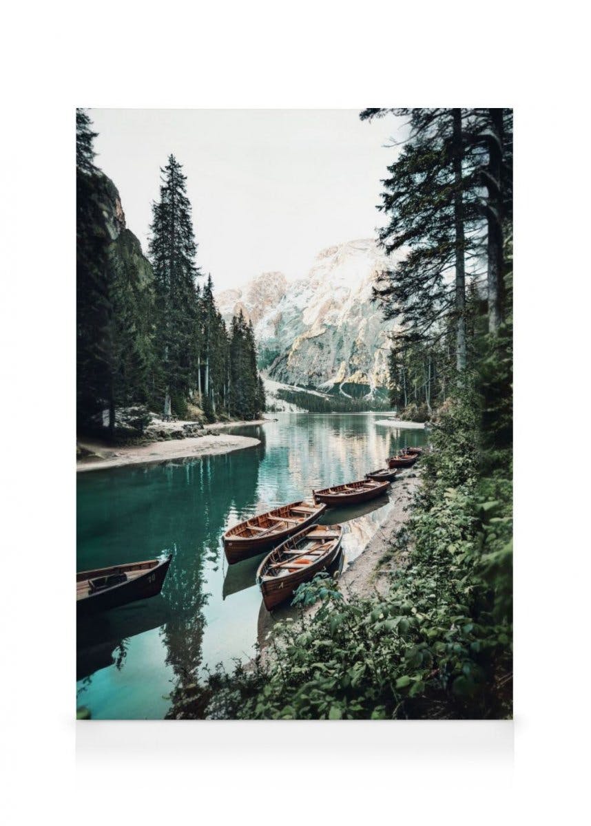 Boten met Uitzicht op Bergen Canvas (50x70 cm - Fotolijst Eiken) - Poster Store