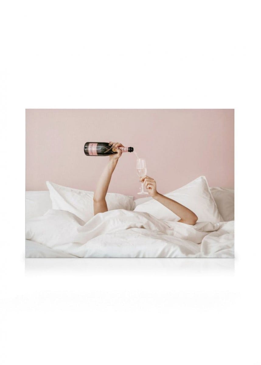 Canvastavlor - Champagne i sängen canvastavla (70x100 cm) - Poster Store