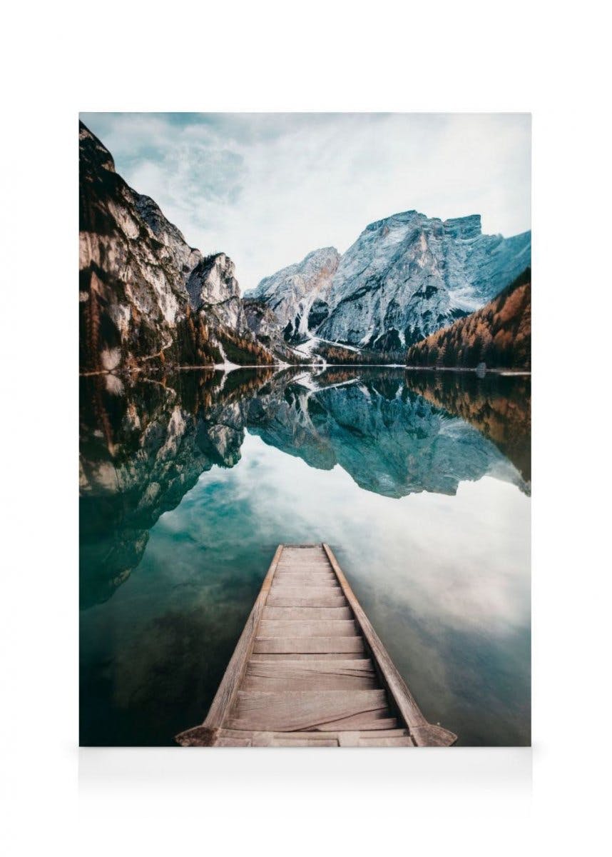 Rustig Meer Braies Canvas (30x40 cm - Fotolijst Eiken) - Poster Store