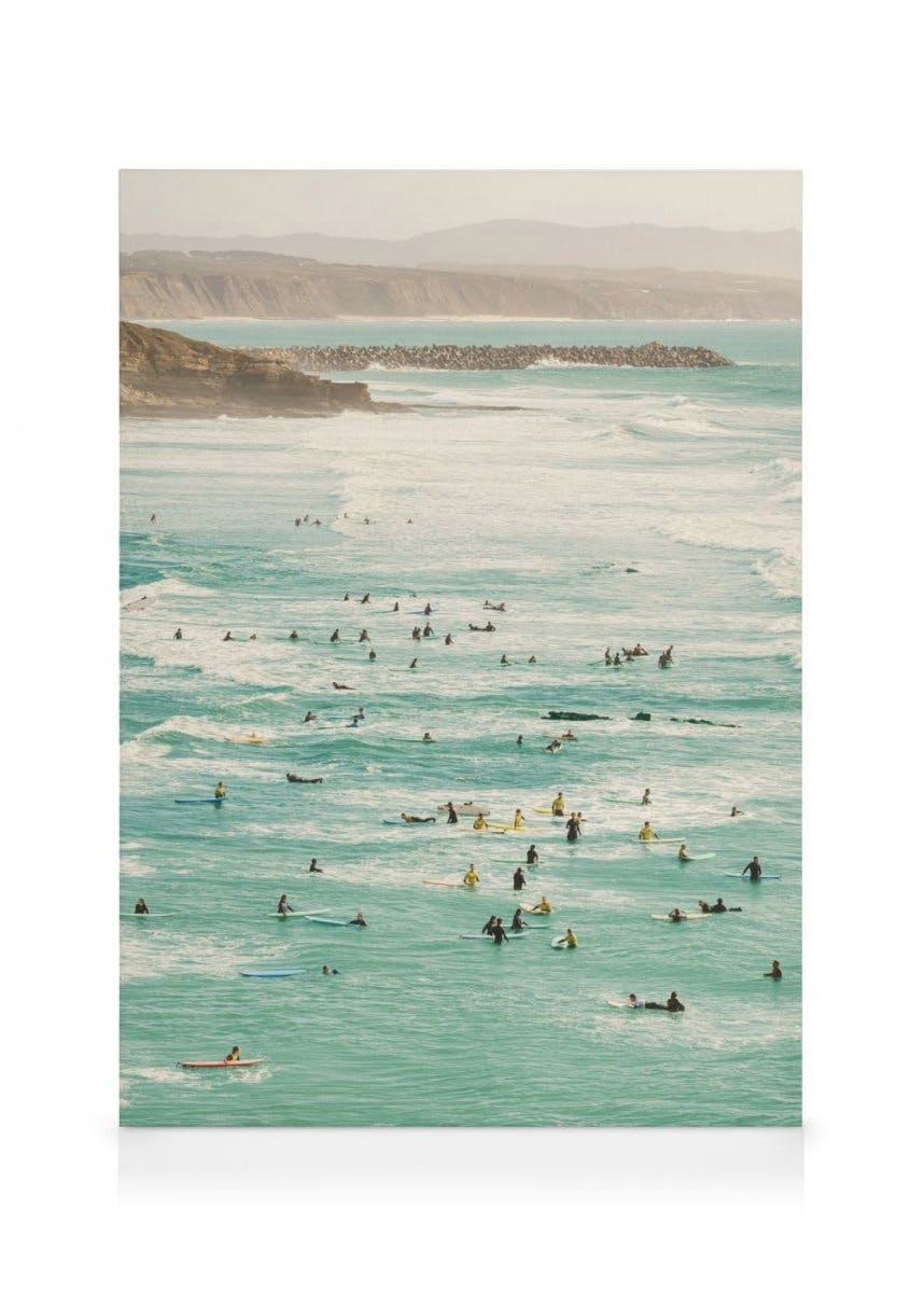 Zee van Surfers Canvas (30x40 cm - Fotolijst Zwart) - Poster Store