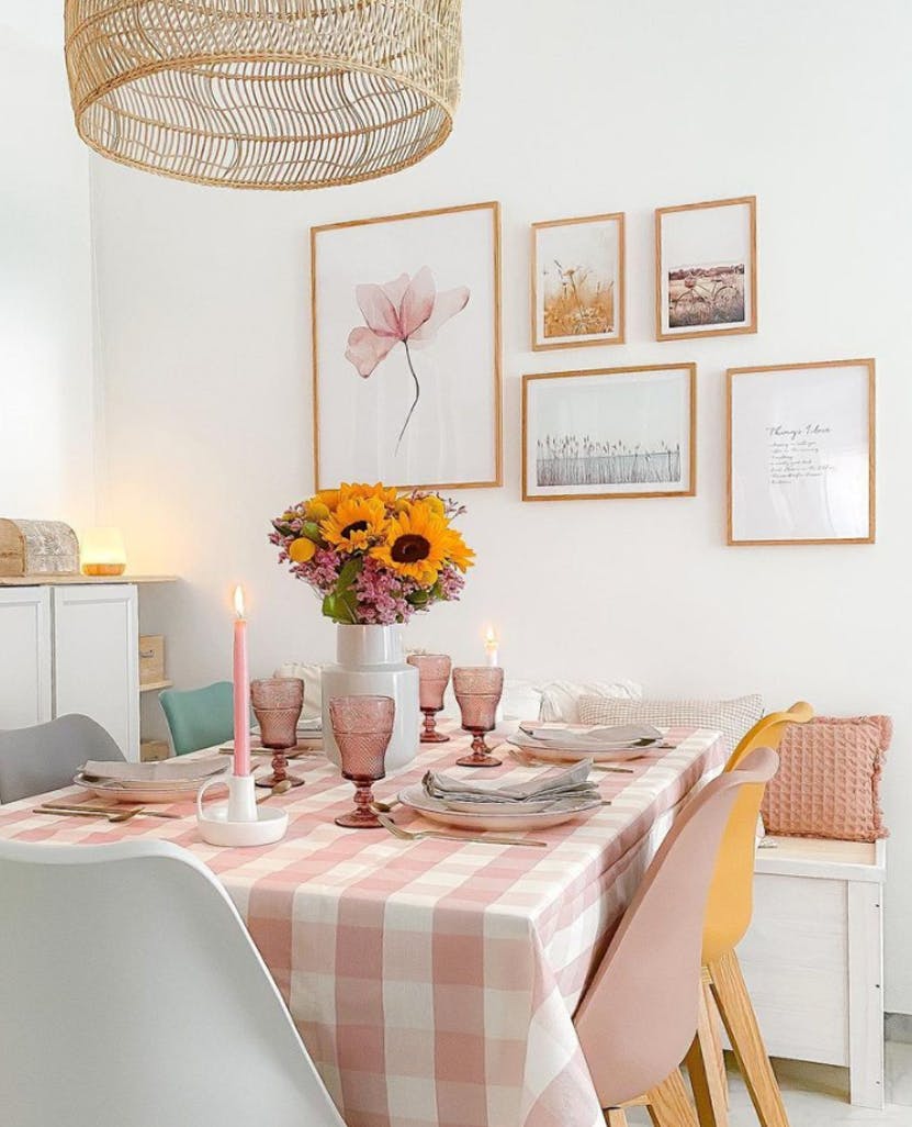 Inspirație decor interior bucătărie postere cu flori colorate roz