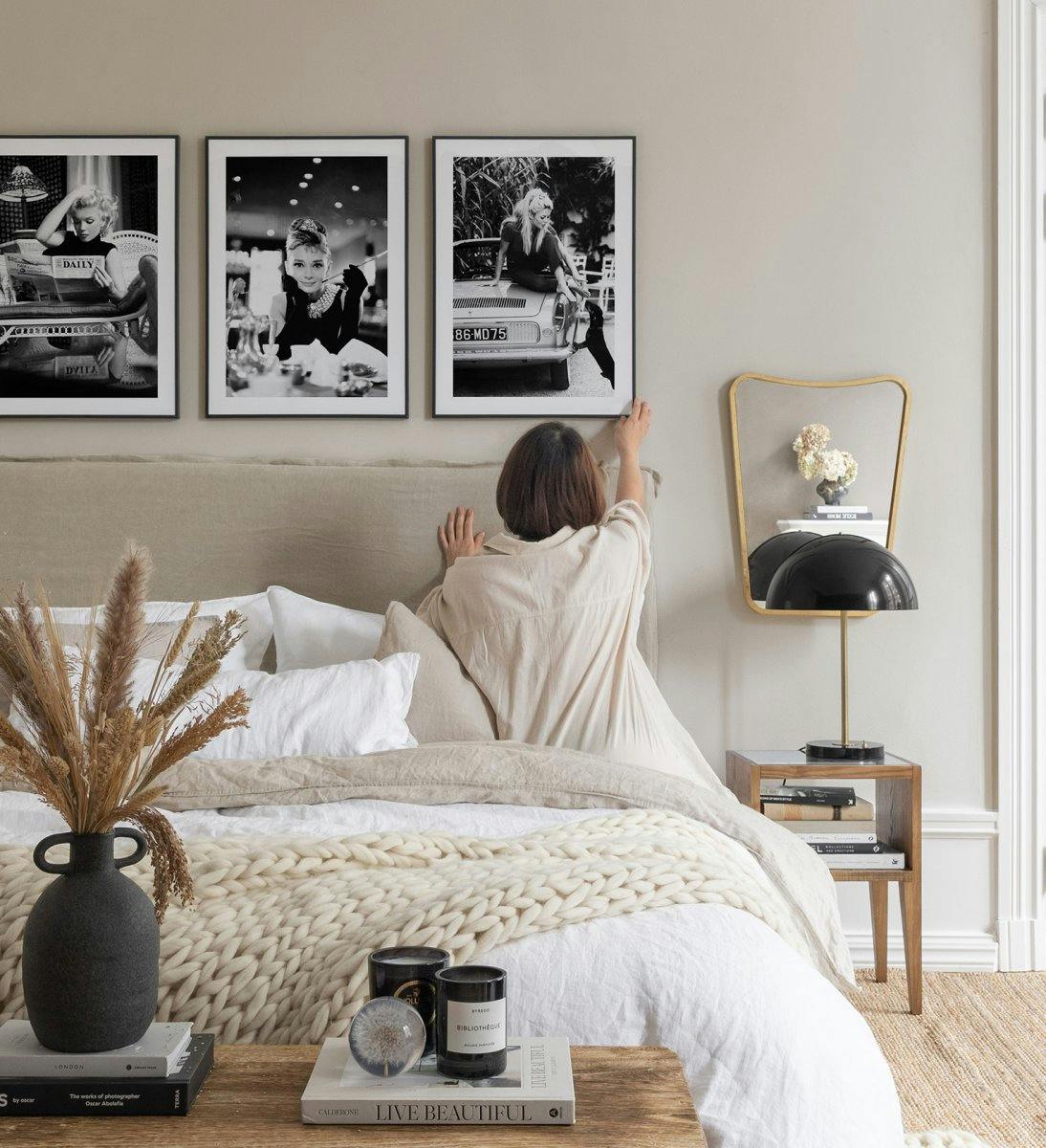 Moderne og trendy bildevegg av berømte kjendiser i svart/hvitt med rammer i svart metall for soverom