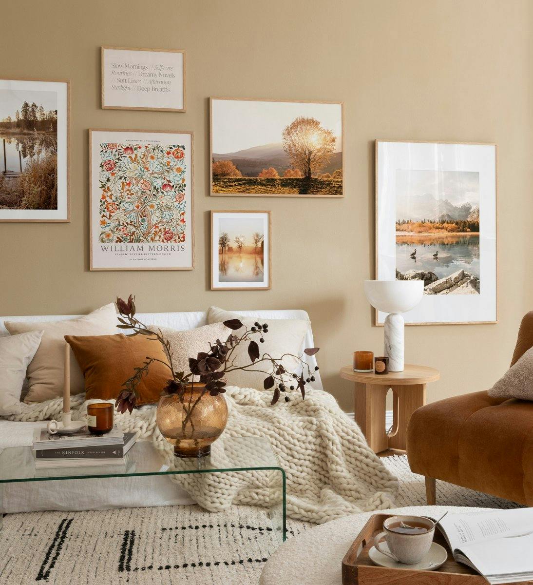 거실에서 완벽한 갤러리월 만들기: 오크 프레임과 함께한 따뜻한 컬러 팔레트.